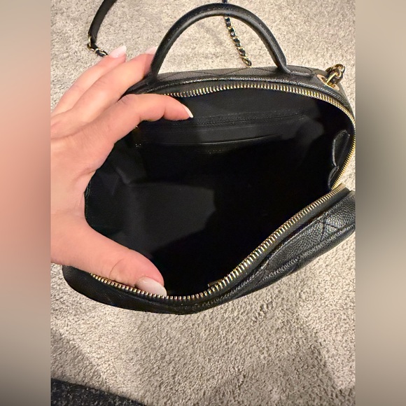 CHANEL Black Quilted Crossbody Bag with Gold Chain - Picture 3 of 5